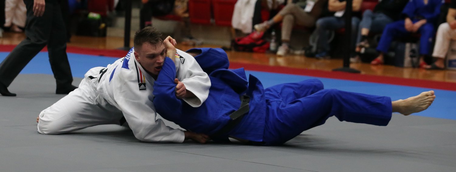 Zwei maennliche Judokas waehrend eines Wettkampfes.