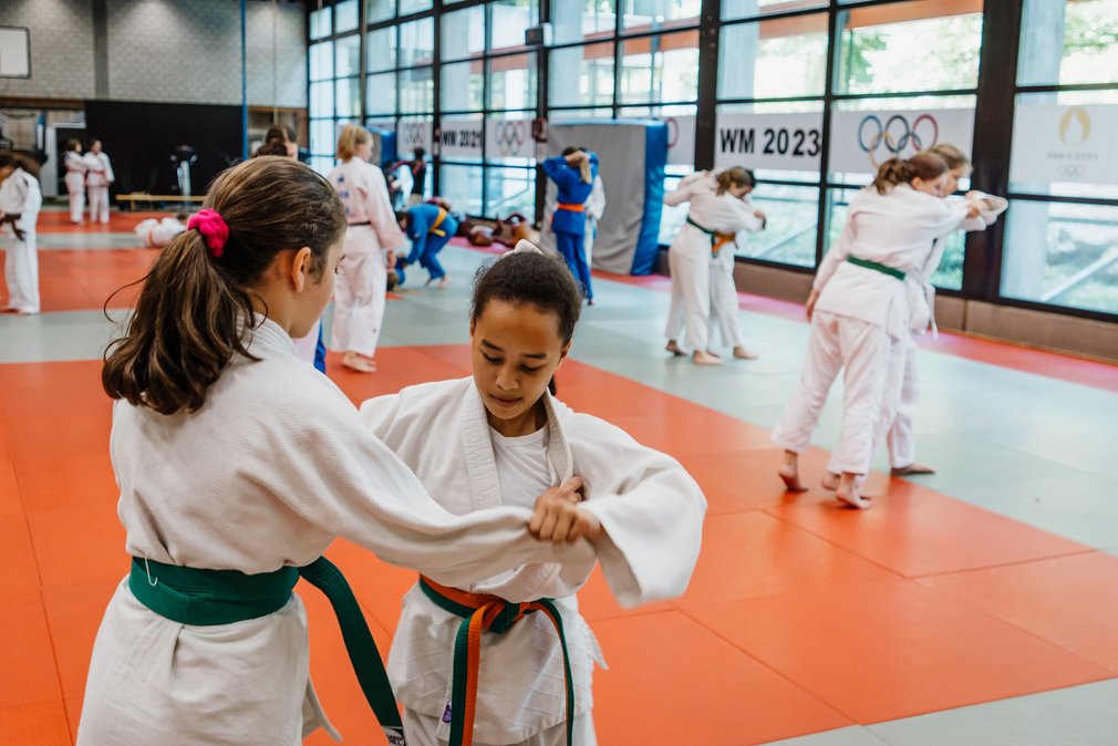 Zwei Maedchen beim Training im Ippon Girls Camp