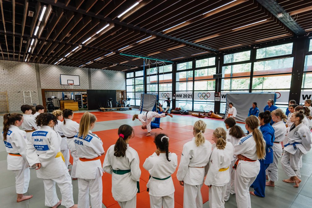 Zwei Judoka bei einem Trainingskampf im Ippon Girls Camp und alle anderen schauen ihnen zu.