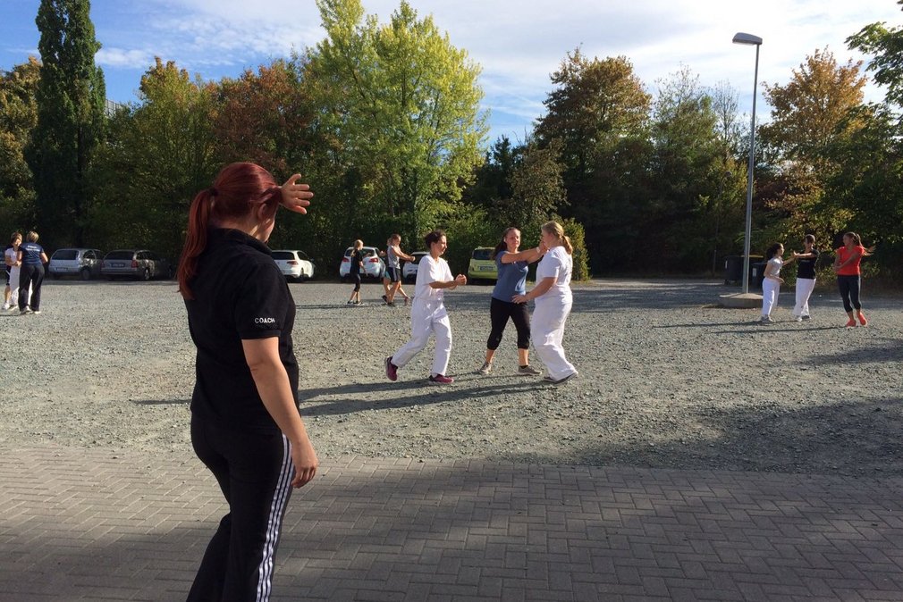 Die Teilnehmenden beim Ippon Ladies Camp waehrend des Trainings draußen.