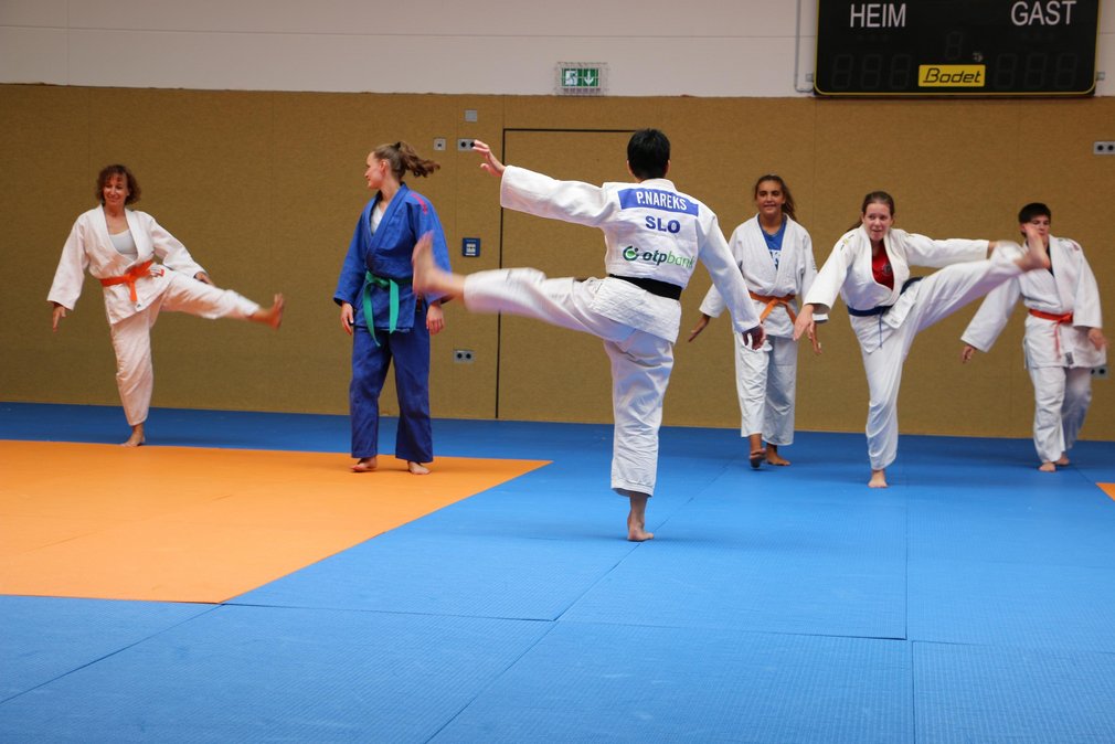 Die Teilnehmenden beim Ippon Ladies Camp waehrend des Aufwaermens beim Training.