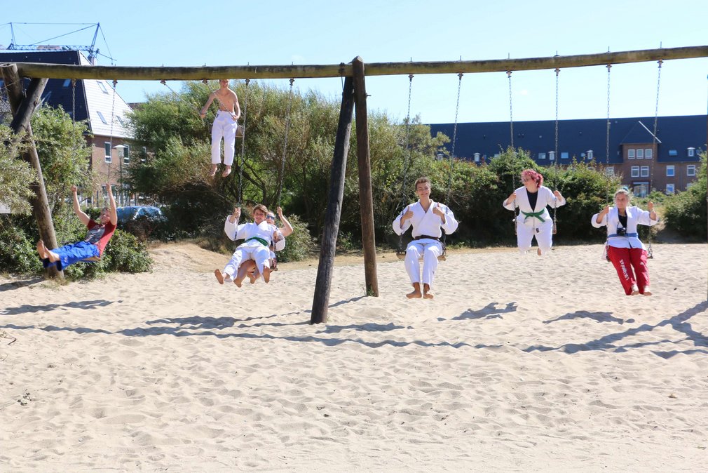 Einige Judoka schaukeln im Judoanzug.