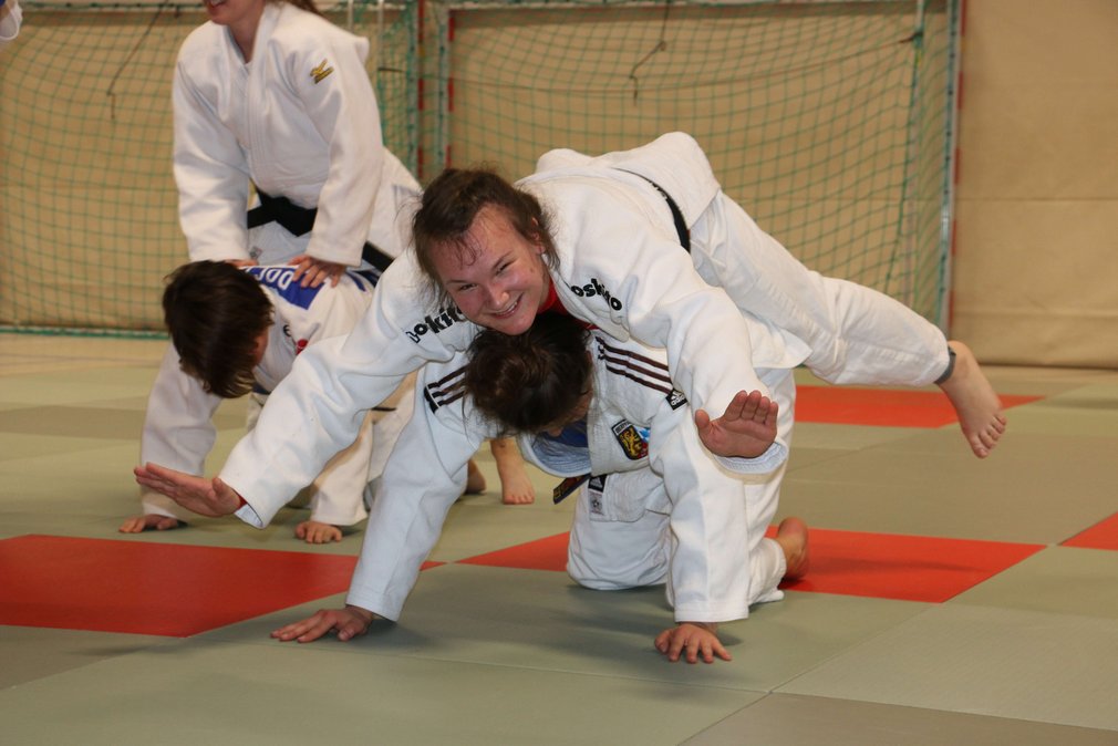 Junge Judoka haben Spass bei spielerischem Training.