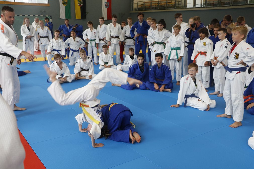 Eine Gruppe von Judoka beim Training.