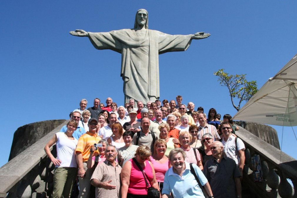 Gruppenfoto des Judo Fanclubs for der Christus-Statue in Rio de Janeiro.
