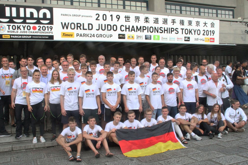 Gruppenfoto des Judo Fan Clubs bei den World Judo Championships in Tokio.