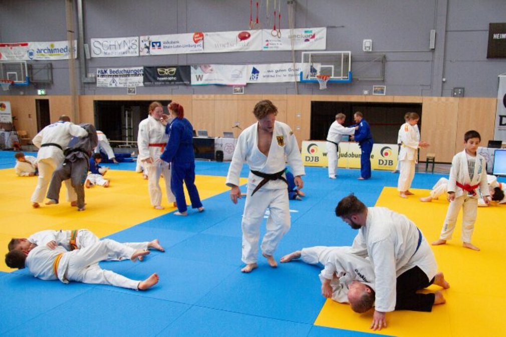 Momentaufnahme von einer Trainingssituation in einer Sporthalle.
