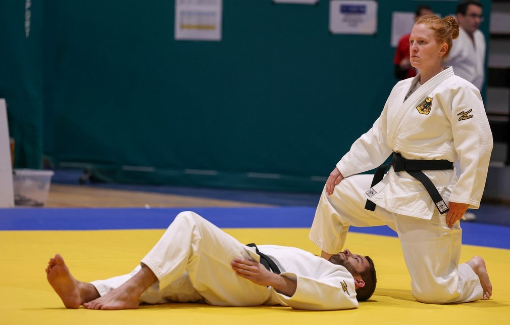 Eine Nahaufnahme von zwei Judoka beim Wettkampf.