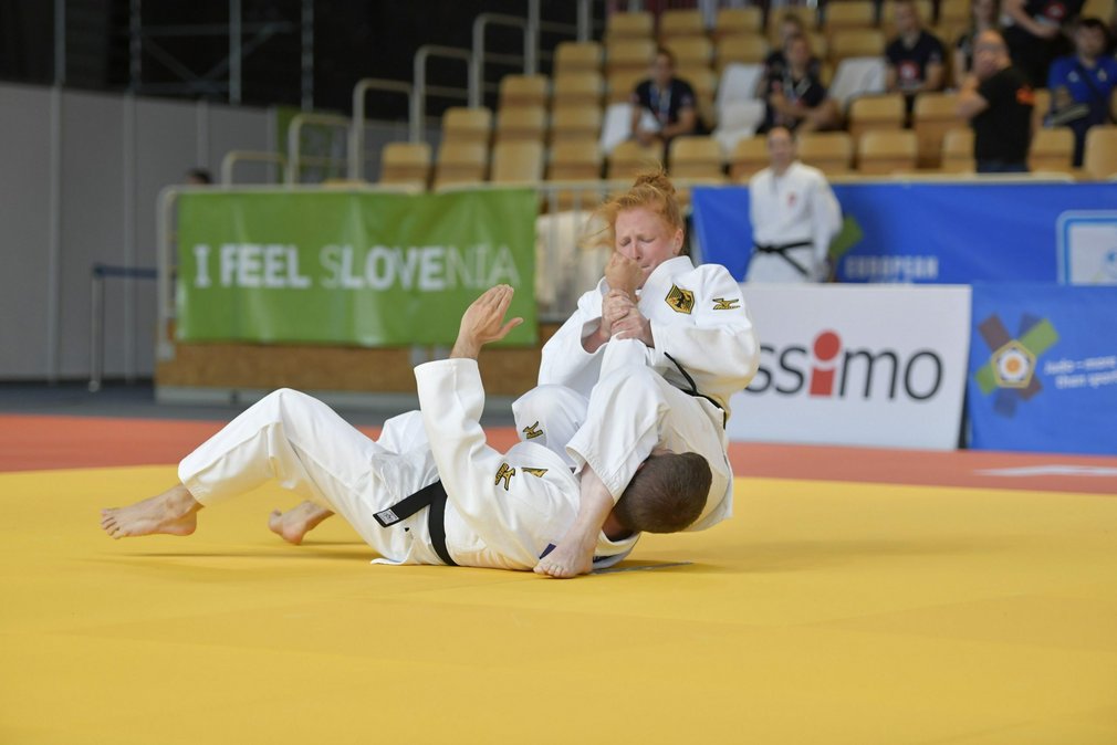 Eine Nahaufnahme von zwei Judoka bei einem Wettkampf.