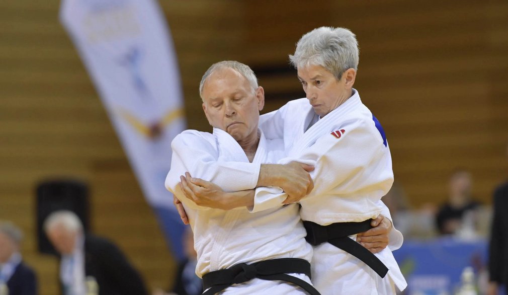 Zwei Judoka praktizieren Kata.