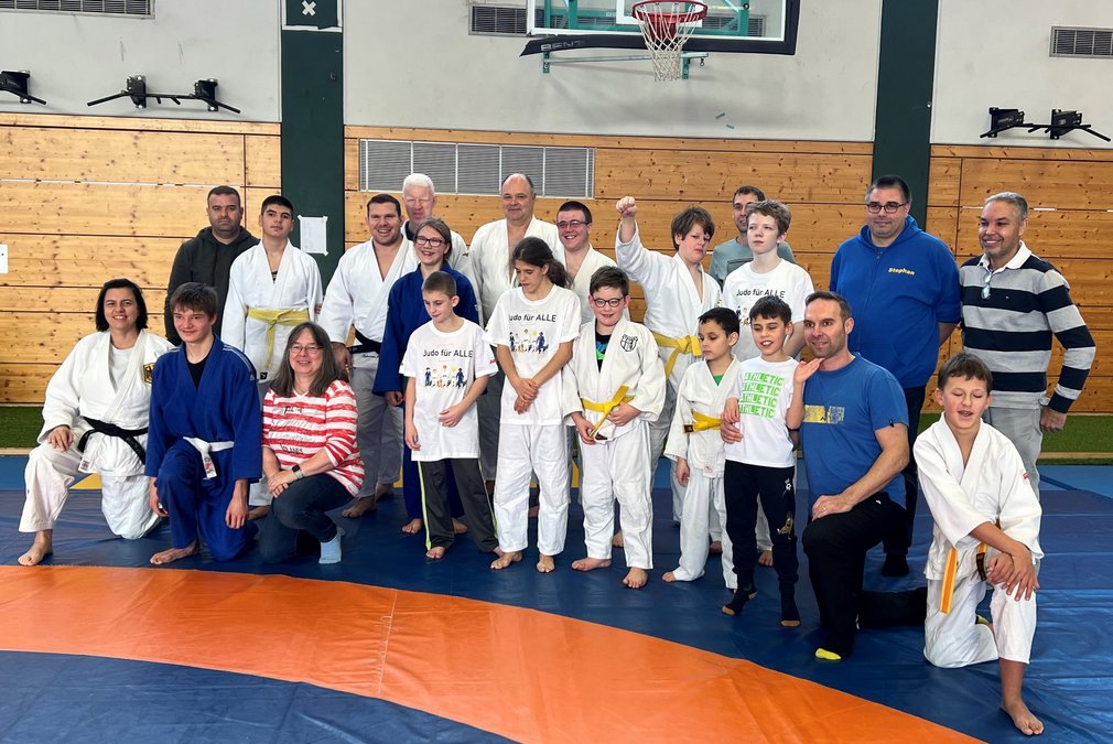 Gruppenfoto der Teilnehmenden beim Para Judo bei einem Wettkampf in Heidelberg.