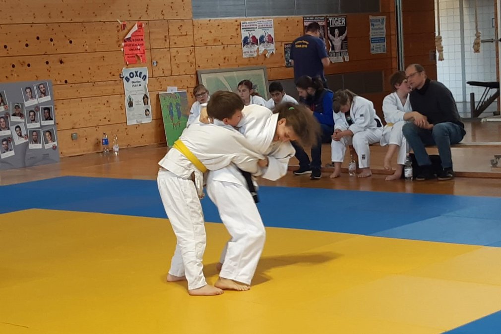 Zwei junge Judoka bei einem Para Judo Wettkampf.