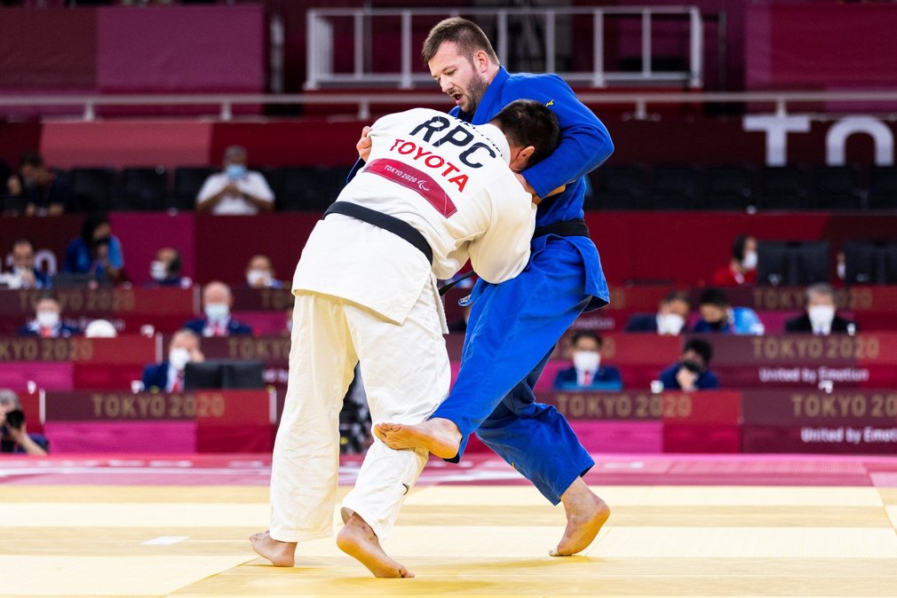 Zwei Judoka bei einem Wettkampf bei den Paralympics 2021.