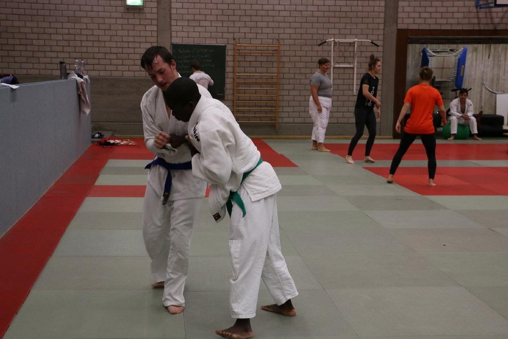 Zwei Judoka bei einem Trainingskampf beim Power Boys Camp.