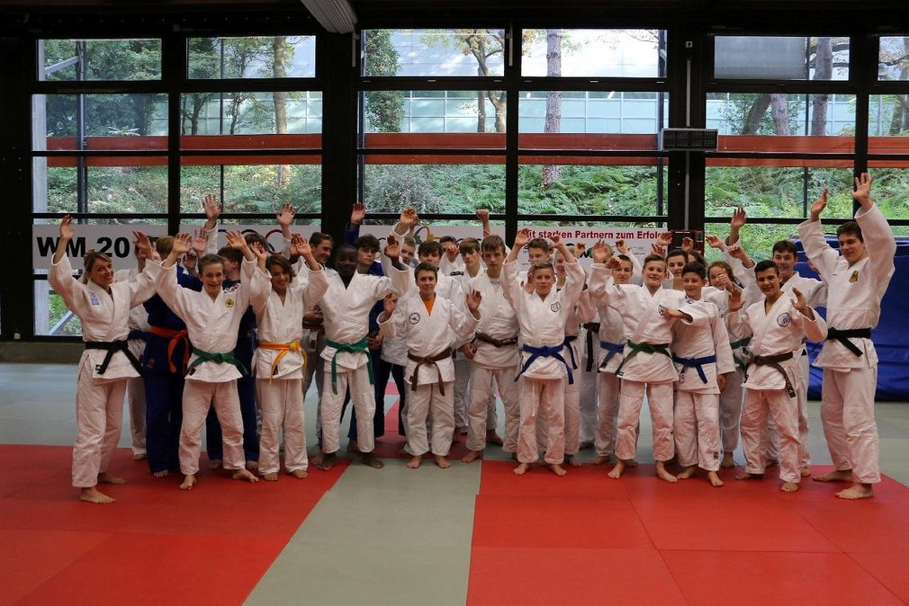 Gruppenbild beim Power Boys Camp. Die Teilnehmenden jubeln in die Kamera.
