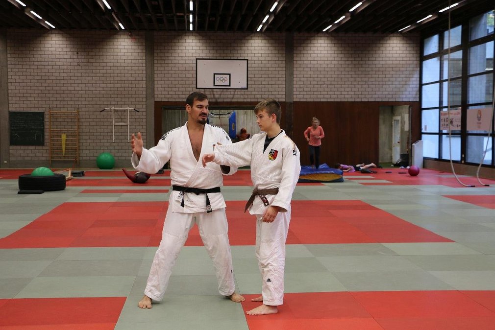 Ein Trainer und ein Schueler beim Training im Power Boys Camp.