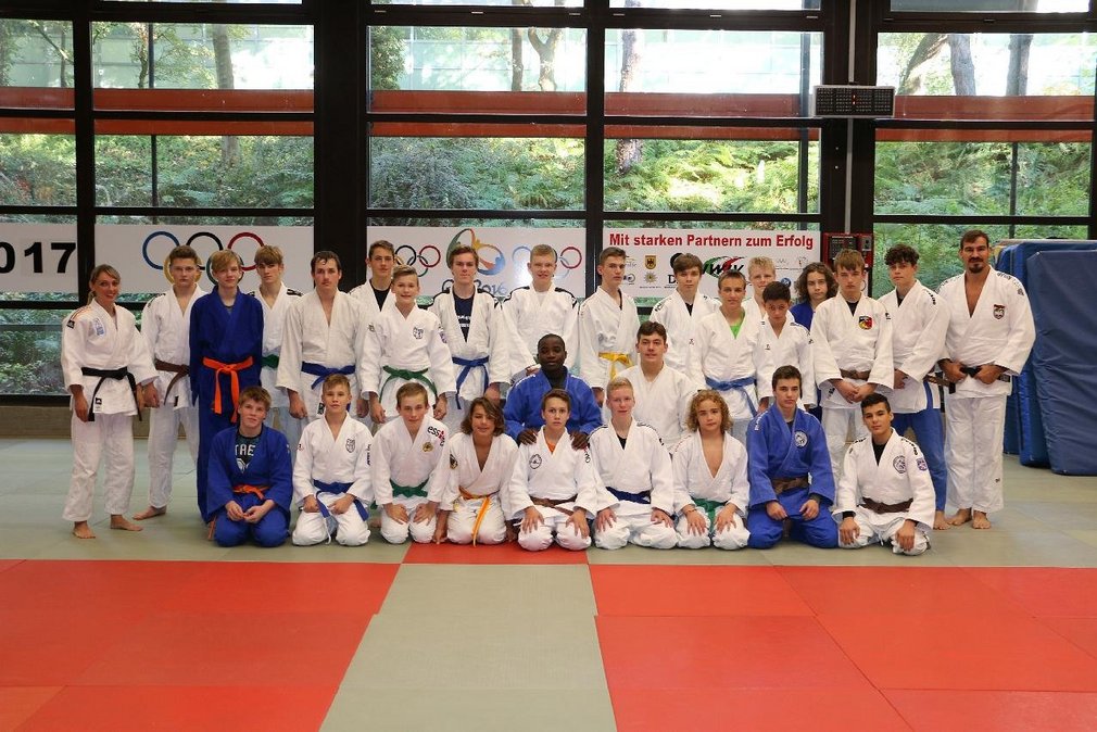 Gruppenbild beim Power Boys Camp mit allen Teilnehmenden.