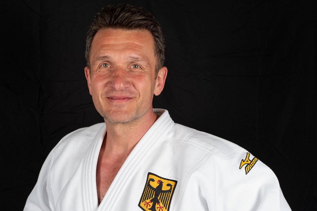 Portrait-Foto von Claudiu Pusa im Judoanzug der Deutschen Nationalmannschaft.