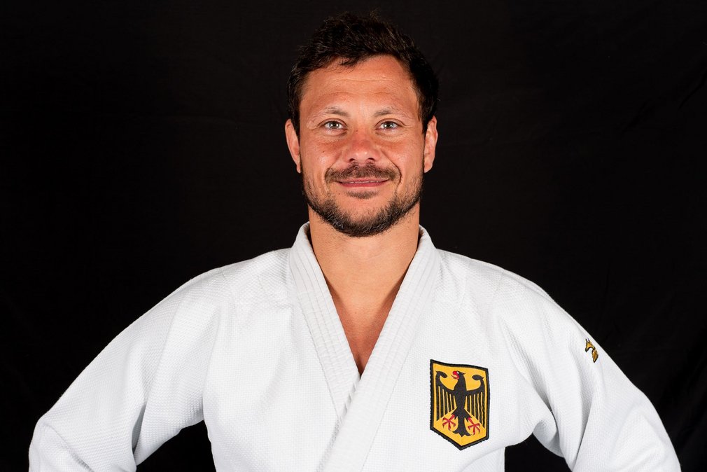 Portrait-Aufnahme von Mario Schendel im Judoanzug der Deutschen Nationalmannschaft.