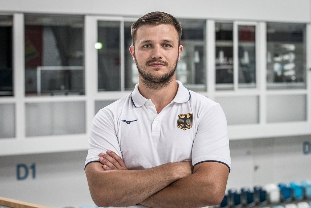 Portrait-Aufnahme von Christopher Schwarzer im T-Shirt der Deutschen Nationalmannschaft.