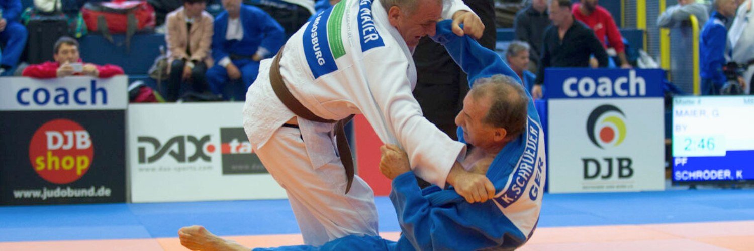 Zwei aeltere Judoka bei einem Wettkampf.