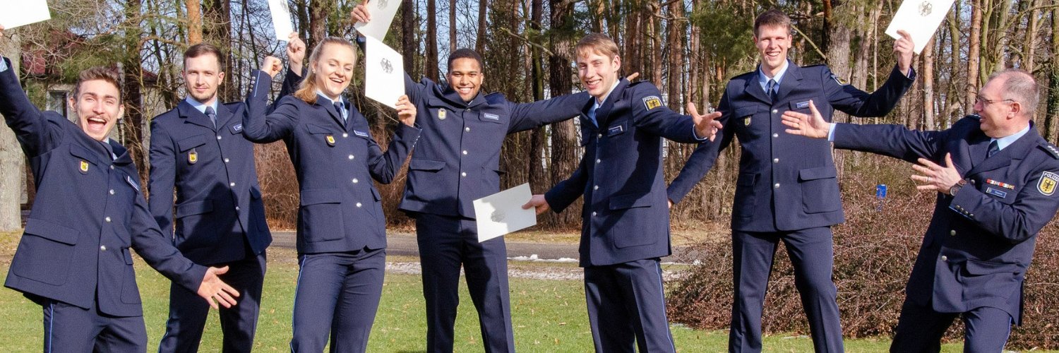 Absolventen der Polizei jubeln mit ihren Zertifikaten in der Hand