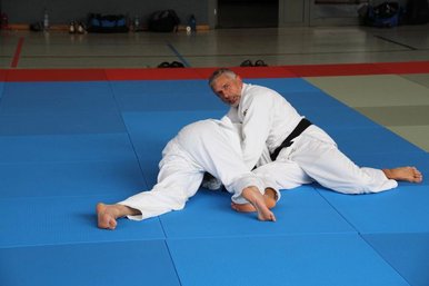 Zwei Judoka kaempfen auf einer Matte