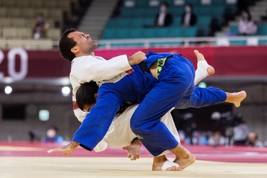 Zwei Judoka bei einem Wettkampf.