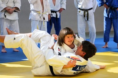 Zwei Judoka kaempfen beim Inklusions-Training gegeneinander.