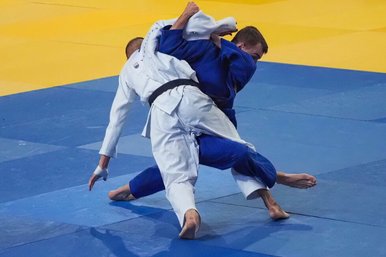 Zwei Judoka bei einem Wettkampf.