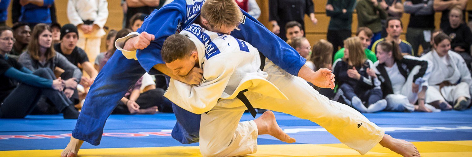 Zwei Judoka, die in einem Wettkampf gegeneinander antreten