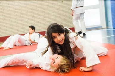 Junge Judoka mit Spass beim Training.