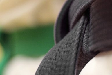 Detailaufnahme von einem schwarzen Guertel.