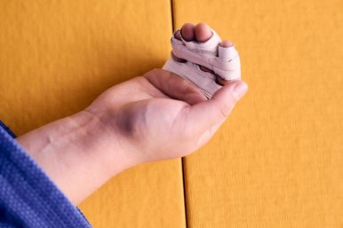 Detailaufnahme einer Hand mit getapten Fingern