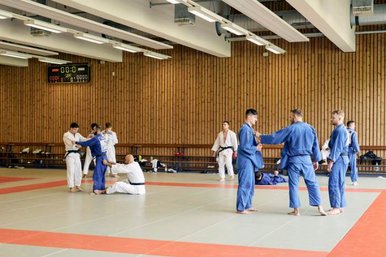 Judoka trainieren in einer Sporthalle