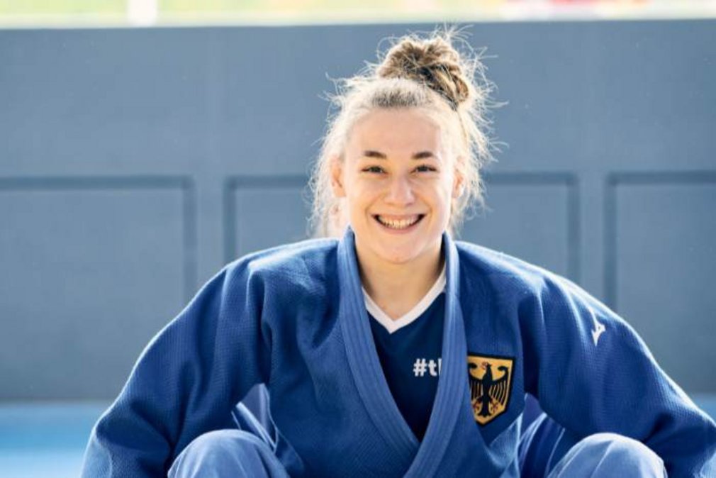 Eine Judoka der Deutschen Nationalmannschaft lacht in die Kamera