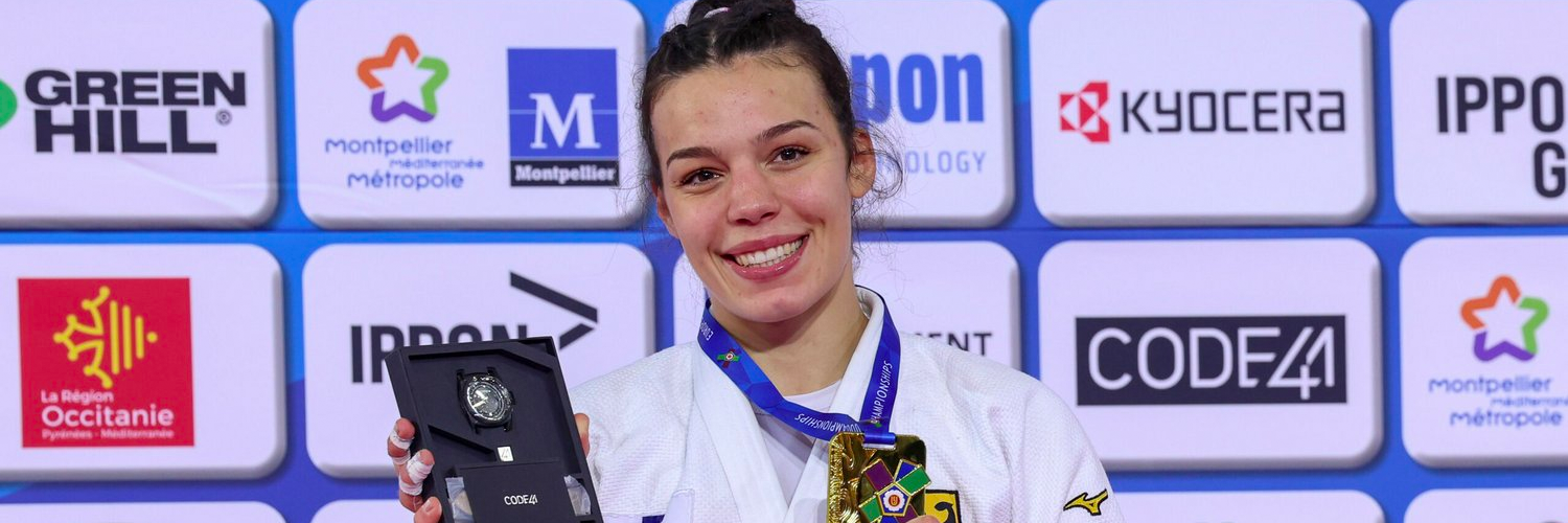 Alina Boehm zeigt ihre Siegesmedaille in die Kamera.