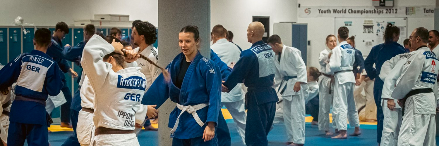 Judoka waermen sich vor dem Wettkampf auf.