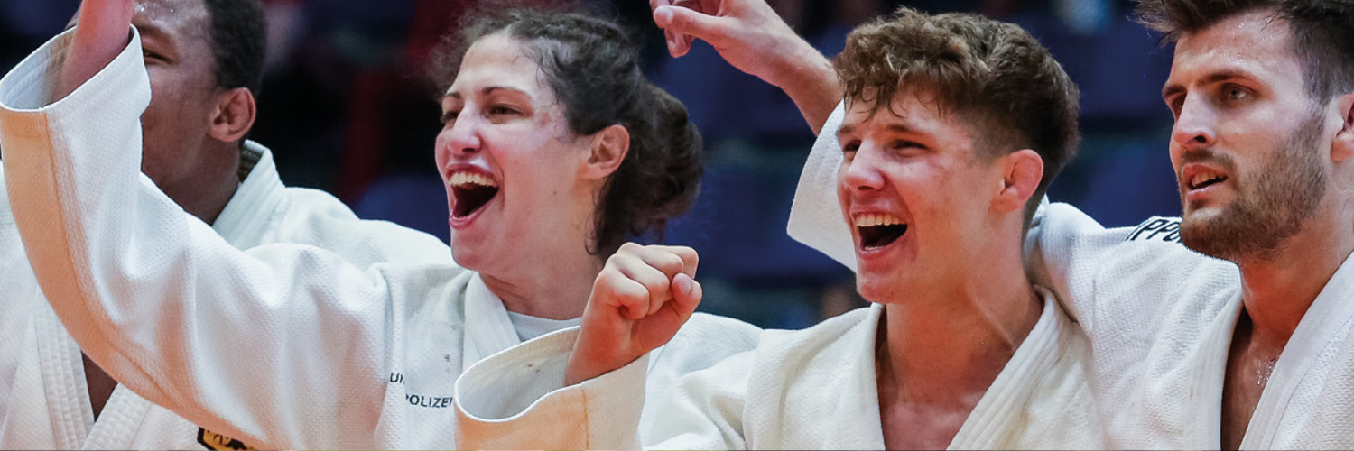 Vier Judokas der Deutschen Nationalmannschaft, die jubeln.