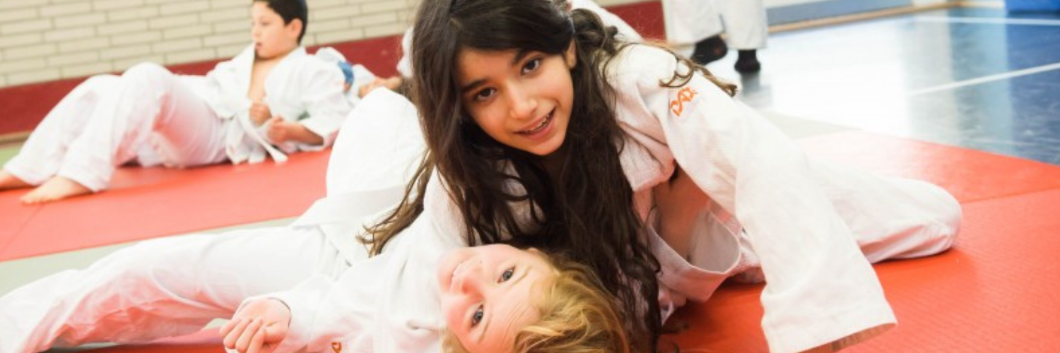 Zwei junge Judoka mit Spass beim Training.