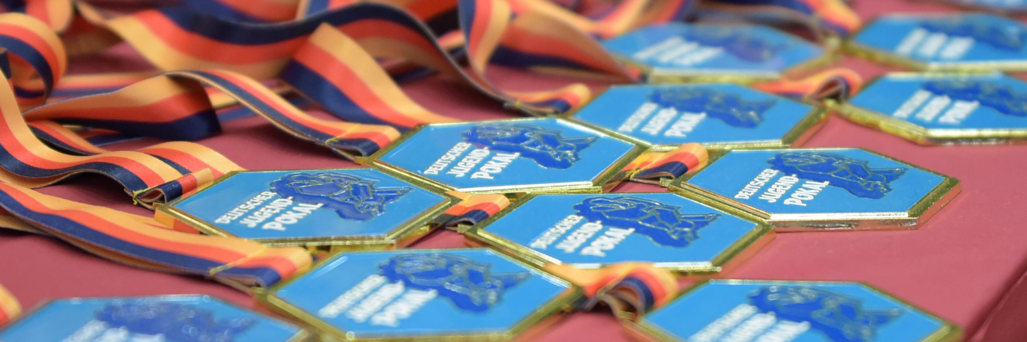 Detailaufnahme der Medaillen des Deutschen Jugendpokals.