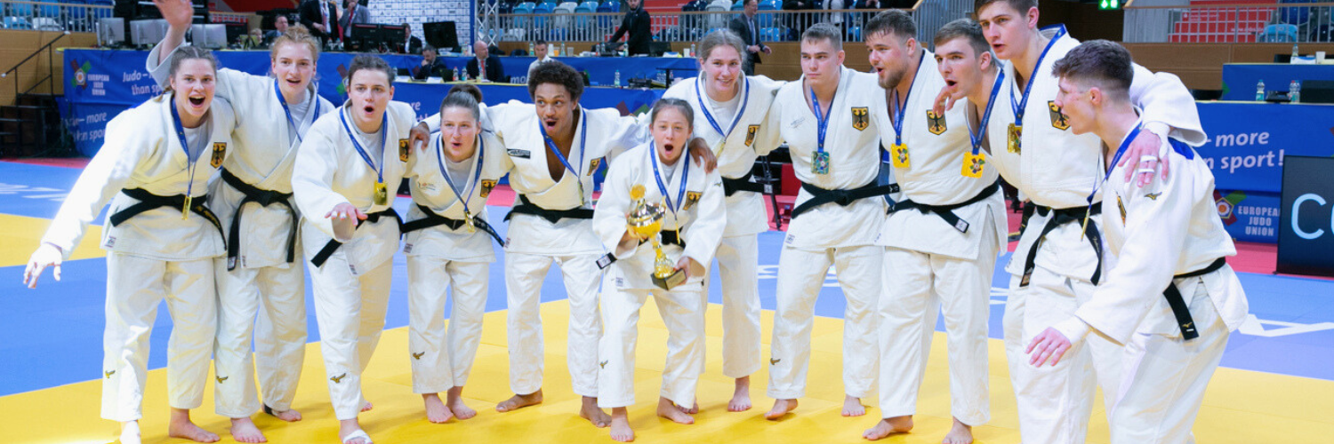 Siegerfoto von Judoka der Deutschen Nationalmannschaft.