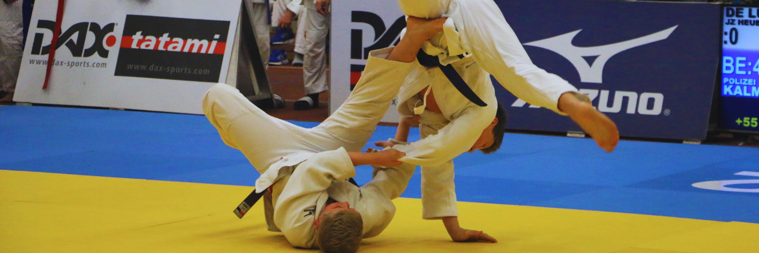 Judoka waehrend eines Kampfes bei einem Wettkampf