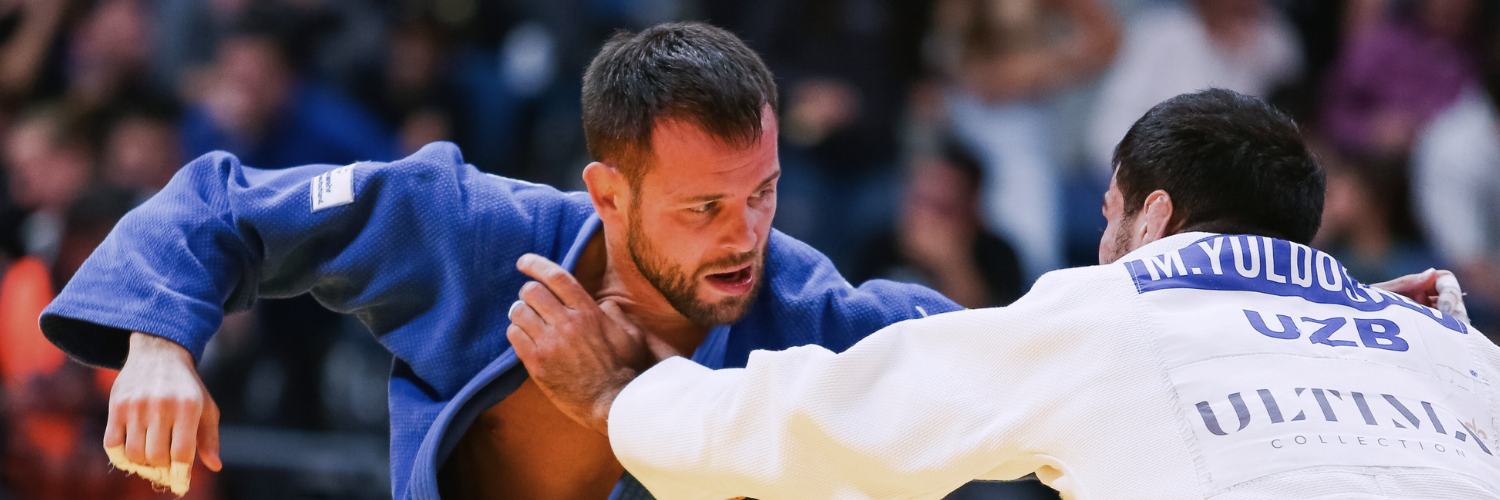 Zwei Judoka waehrend eines Kampfes bei einem Wettkampf