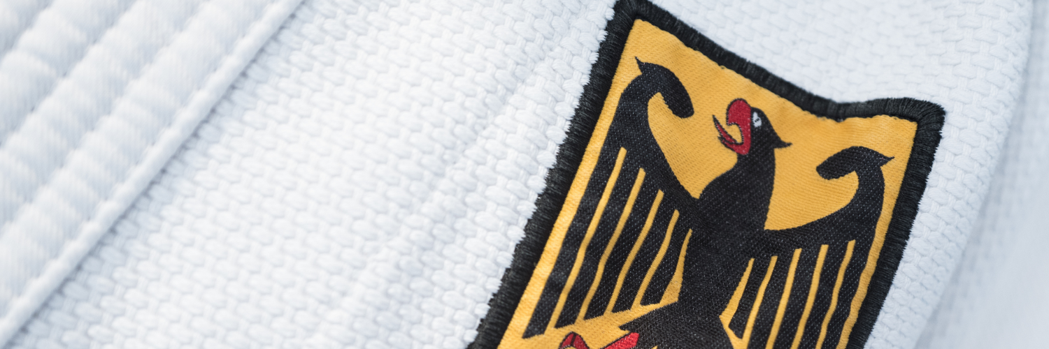 Detailaufnahme des Judoanzugs der Deutschen Nationalmannschaft mit aufgesticktem Emblem des Bundesadlers.