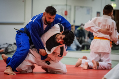 Zwei Judoka kaempfen gegeneinander.