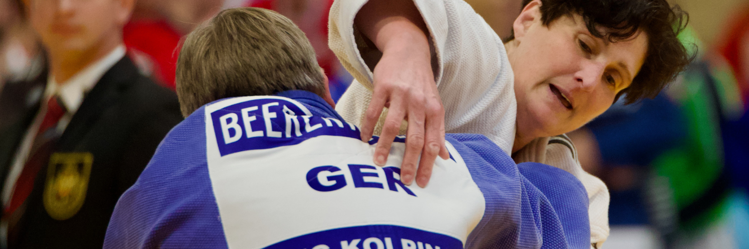 Nahaufnahme von zwei Judoka waehrend eines Wettkampfes