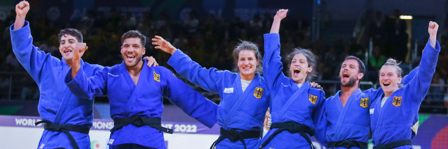 Die Judoka der Deutschen Nationalmannschaft jubeln Arm in Arm.