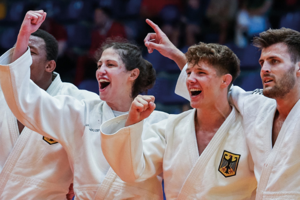 Judoka der Deutschen Nationalmannschaft jubeln bei einem Wettkampf.
