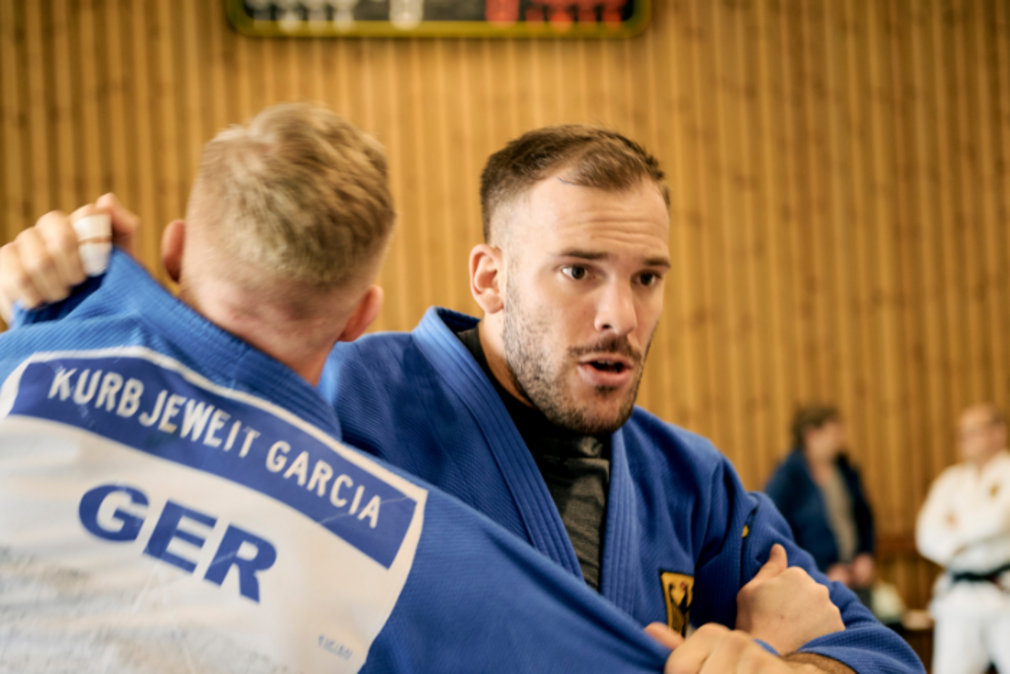 Nahaufnahme von zwei Judoka waehrend eines Kampfes.